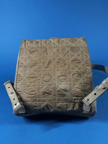 CHRISTIAN DIOR
Petit sac à dos en toile matelassée...