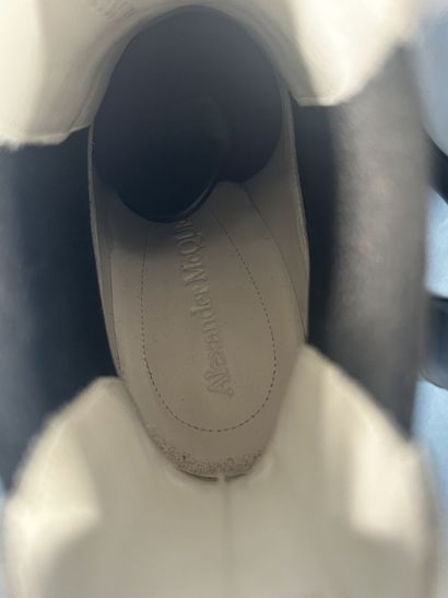 ALEXANDER McQUEEN 
Paire de boots en cuir...
