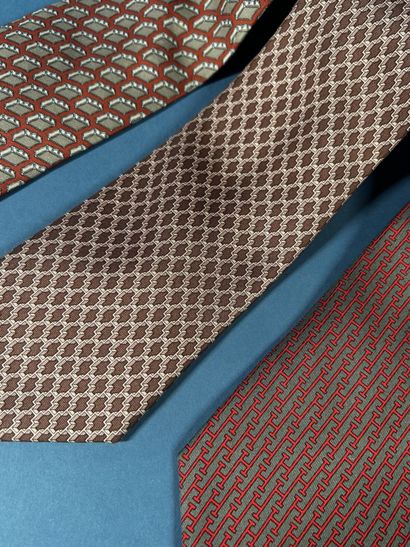 HERMÈS Paris
Réunion de trois cravates en...