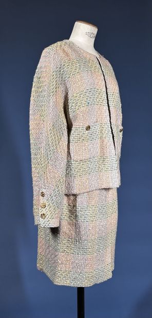 CHANEL Boutique 
Tailleur en tweed rayé rose/vert...