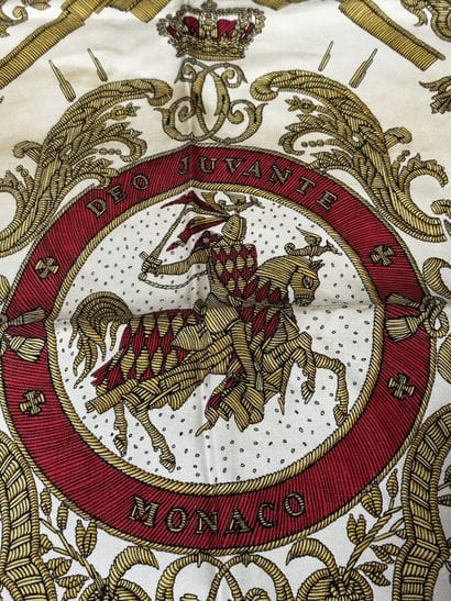 HERMÈS Paris 
Carré en twill de soie imprimée...