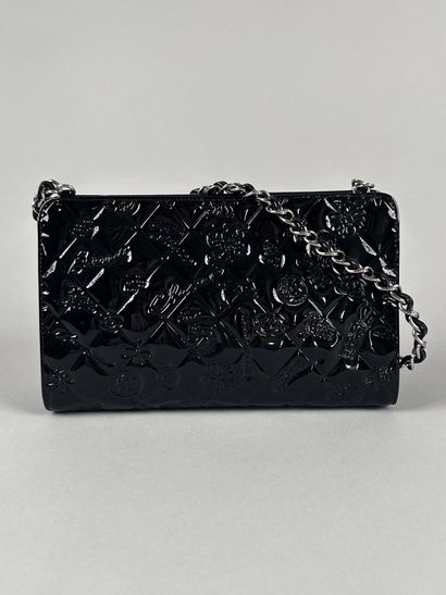 CHANEL 
Petit sac en cuir verni noir matelassé...