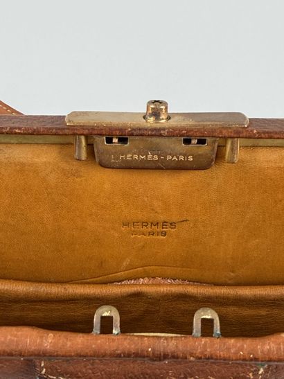 HERMÈS Paris
Sac en cuir beige, fermoir poussoir...