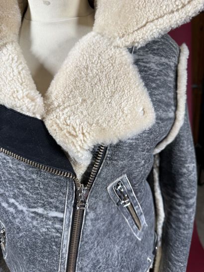 ACNE 
Blouson en peau lainé noir effet vieilli,...