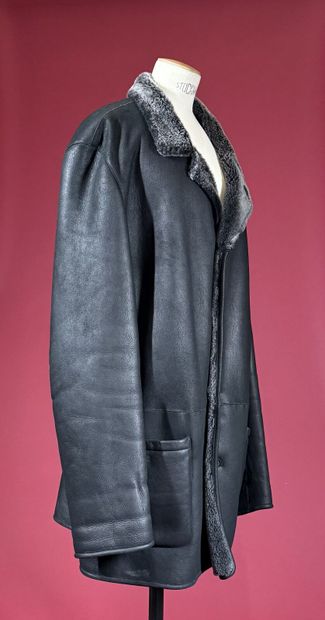 LANVIN 
Manteau homme en peau lainé noir...