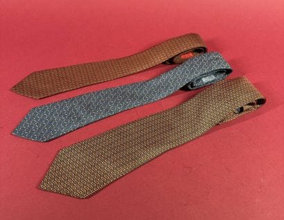 HERMÈS Paris
Réunion de trois cravates en...