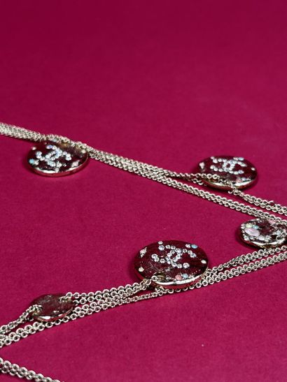 CHANEL 
Sautoir à double rang de fine chaîne...