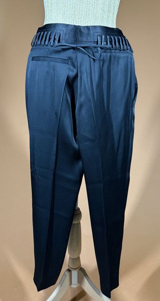 HAIDER ACKERMANN
Ensemble en velours frappé,...