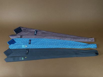 HERMÈS Paris
Réunion de trois cravates en...