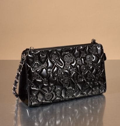 CHANEL 
Petit sac en cuir verni noir matelassé...