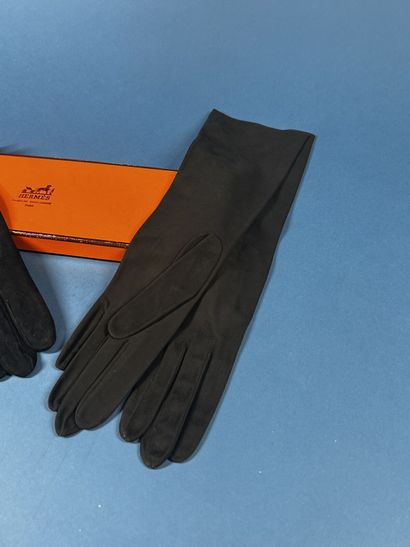 HERMÈS Paris. 
Paire de gants mi-longs en...