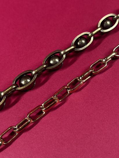 LANVIN 
Sautoir à deux types de chaînes rassemblées...