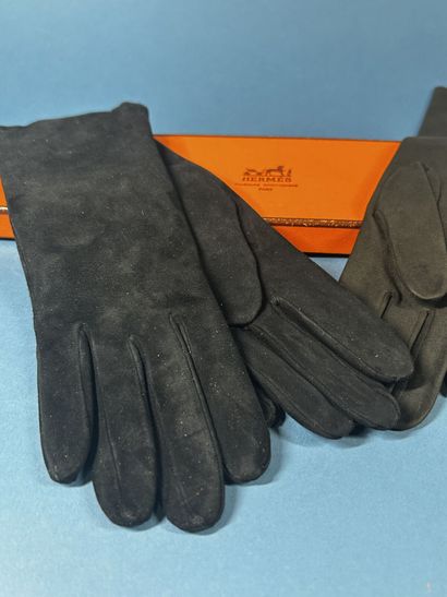 HERMÈS Paris. 
Paire de gants mi-longs en...