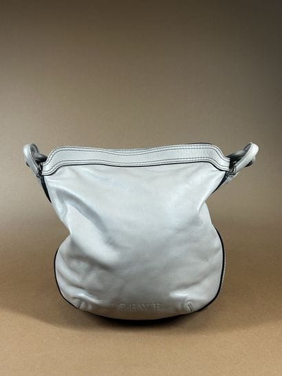 LOEWE 
Sac besace en cuir taupe à surpiqûres...