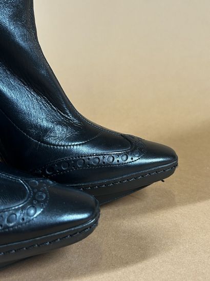 CÉLINE 
Paire de bottes en cuir noir à bouts...