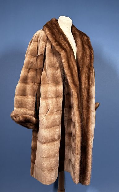 J. MENDEN
Manteau 7/8e en vison éjarré beige,...