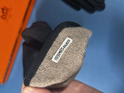 HERMÈS Paris. 
Paire de gants mi-longs en...