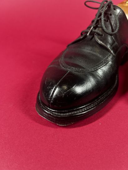 J. M. WESTON 
Deux paires de derby en cuir...