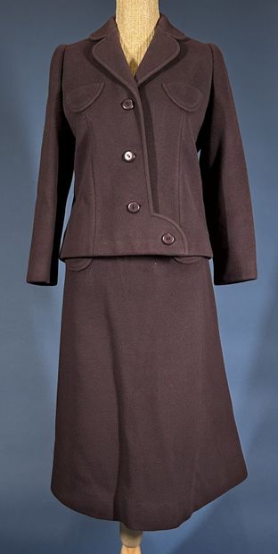 GRES 
Tailleur en drap aubergine composé...