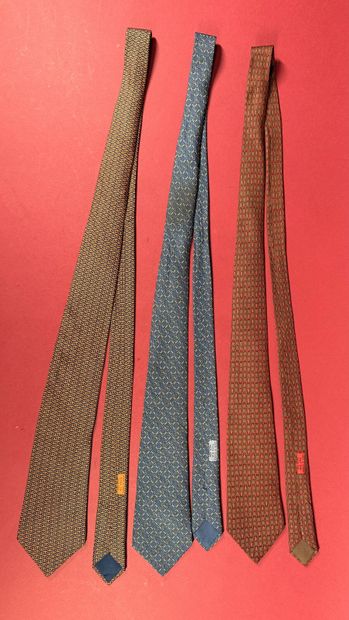 HERMÈS Paris
Réunion de trois cravates en...