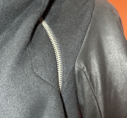 GARETH PUGH 
Manteau en angora et laine noire,...