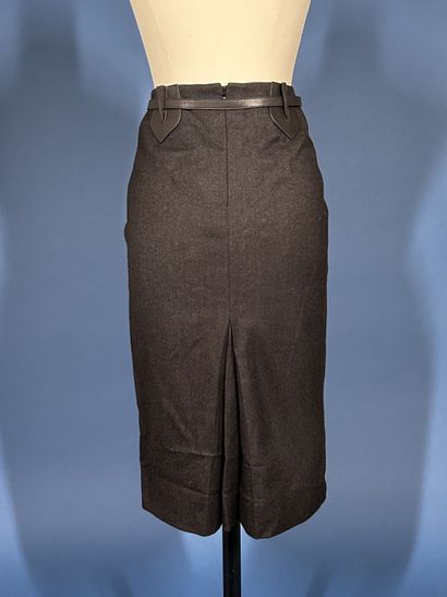 HERMÈS Paris
Jupe droite au genoux en gabardine...