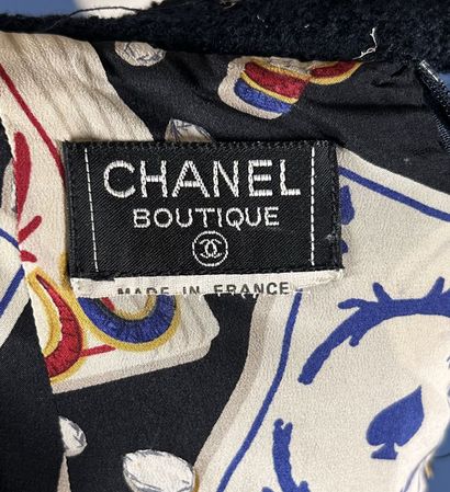 CHANEL boutique
Tailleur en tweed marine...