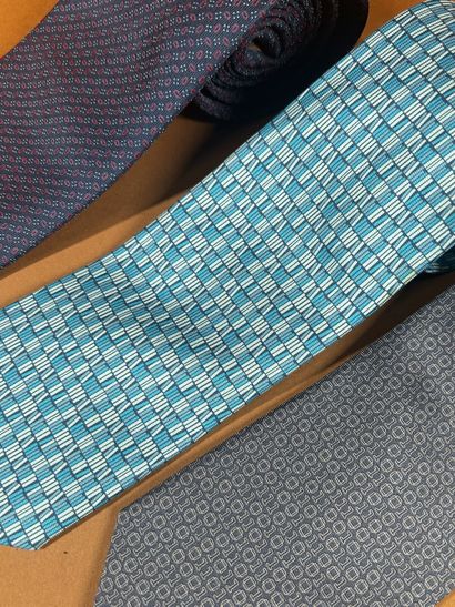 HERMÈS Paris
Réunion de trois cravates en...