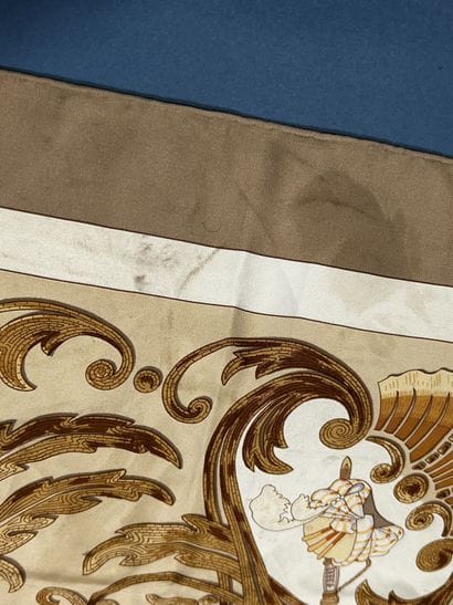 HERMÈS Paris 
Carré en twill de soie imprimé...