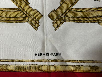 HERMÈS Paris 
Carré en twill de soie imprimée...