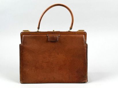 HERMÈS Paris
Sac en cuir beige, fermoir poussoir...