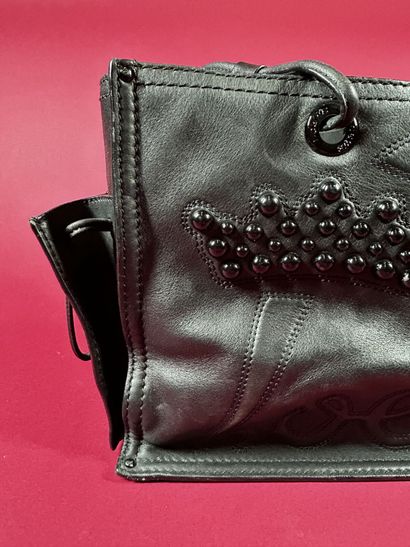 LOEWE 
Sac en cuir noir surpiqué du nom et...