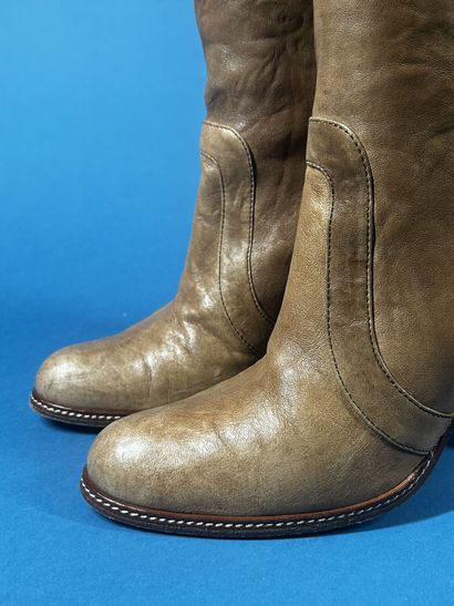 DOLCE & GABBANA
Paire de bottes en cuir beige...