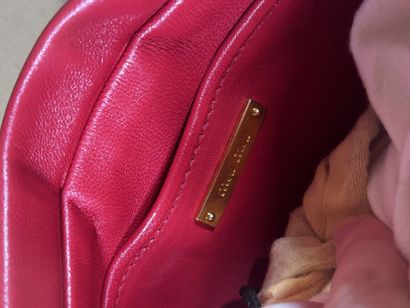 MIU MIU 
Sac pochette en cuir rouge plissé...