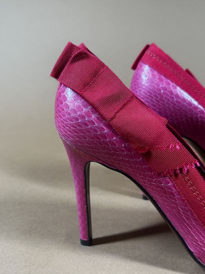 LANVIN
Paire d'escarpins en cuir python rose,...