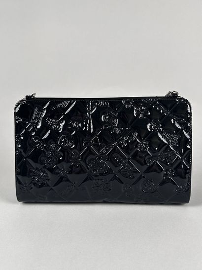 CHANEL 
Petit sac en cuir verni noir matelassé...