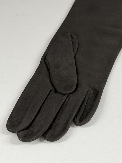 HERMÈS Paris. 
Paire de gants mi-longs en...