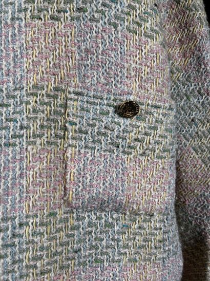 CHANEL Boutique 
Tailleur en tweed rayé rose/vert...