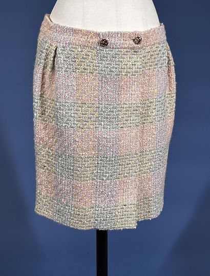 CHANEL Boutique 
Tailleur en tweed rayé rose/vert...