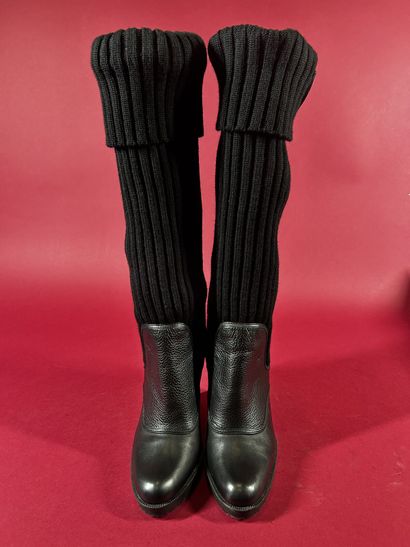 GUCCI 
Paire de bottes boots en cuir noir...