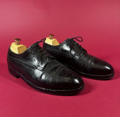 J. M. WESTON 
Deux paires de derby homme...