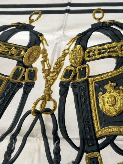 HERMÈS Paris 
Carré en twill de soie imprimée...