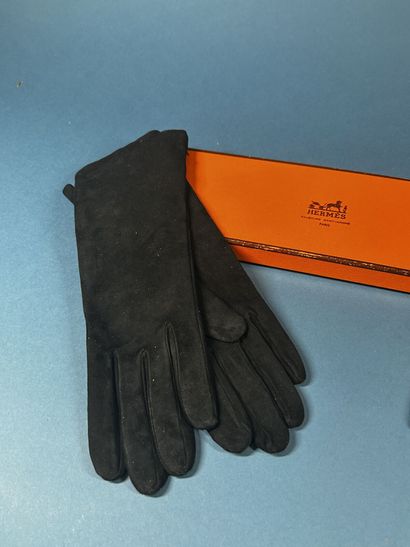 HERMÈS Paris. 
Paire de gants mi-longs en...