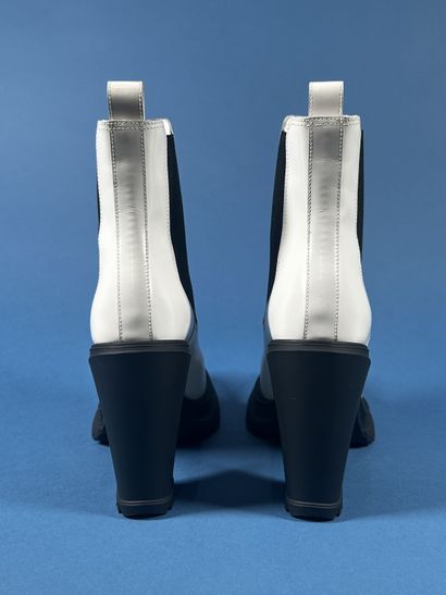 ALEXANDER McQUEEN 
Paire de boots en cuir...