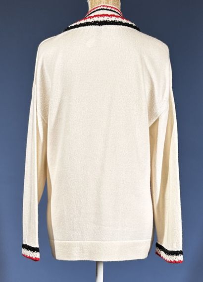 CHANEL 
Pull en cachemire écru à double col...