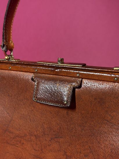 HERMÈS Paris
Sac en cuir beige, fermoir poussoir...