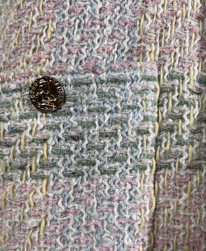 CHANEL Boutique 
Tailleur en tweed rayé rose/vert...