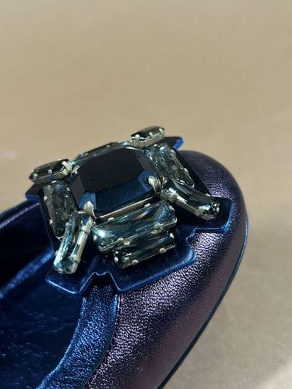 MIU MIU 
Paire de ballerines en cuir irisé...