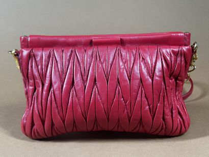 MIU MIU 
Sac pochette en cuir rouge plissé...