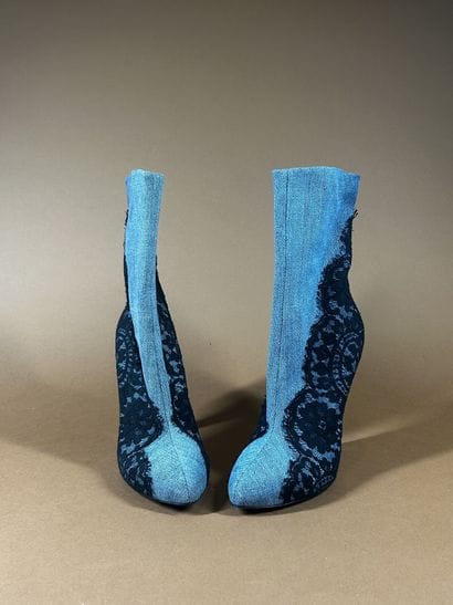 DOLCE GABBANA 
Paire de bottines en denim...